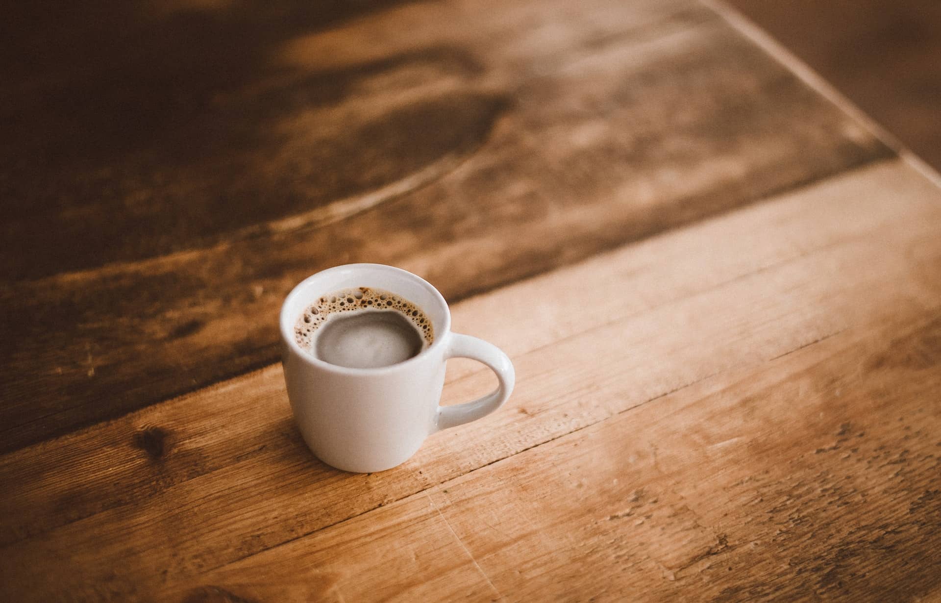 Espressohäferl auf einem Holztisch